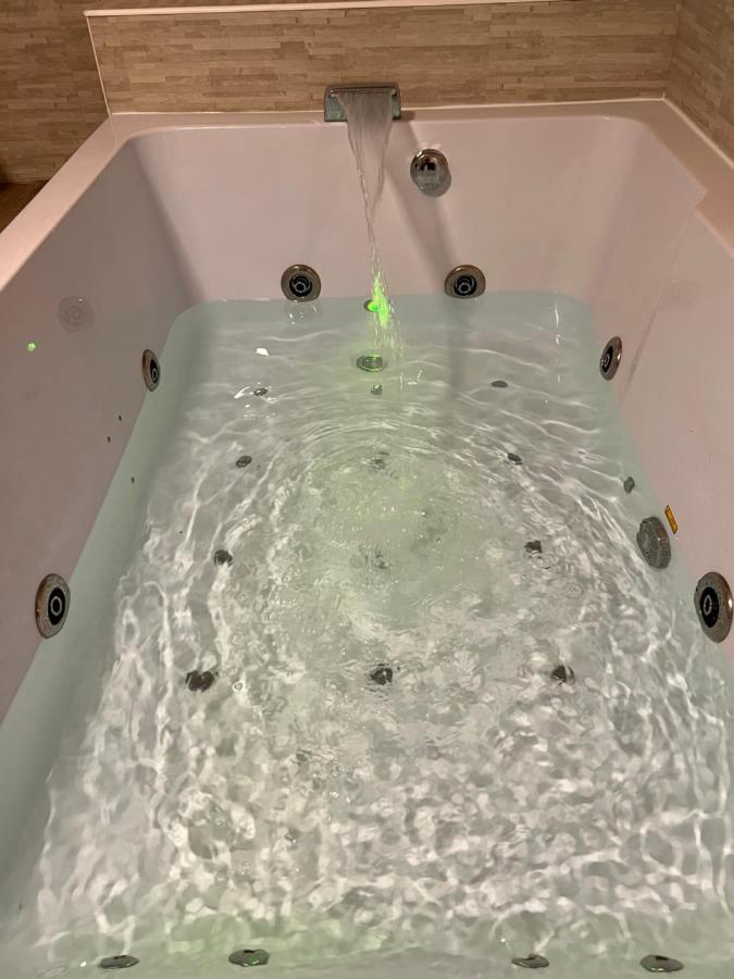 Hotel Magnifique Loft 35m2 Jacuzzi RVB NIGHT 1 à Amiens Extérieur photo