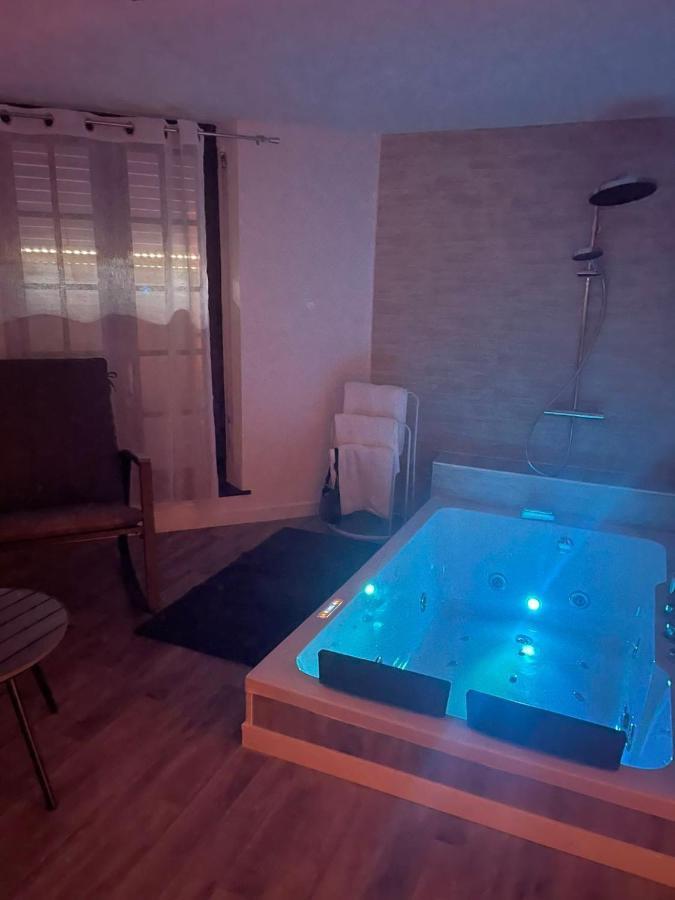 Hotel Magnifique Loft 35m2 Jacuzzi RVB NIGHT 1 à Amiens Extérieur photo