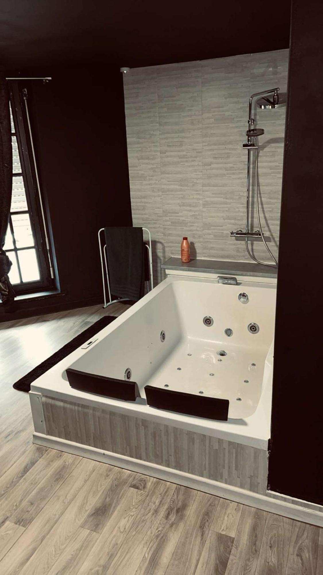 Hotel Magnifique Loft 35m2 Jacuzzi RVB NIGHT 1 à Amiens Extérieur photo